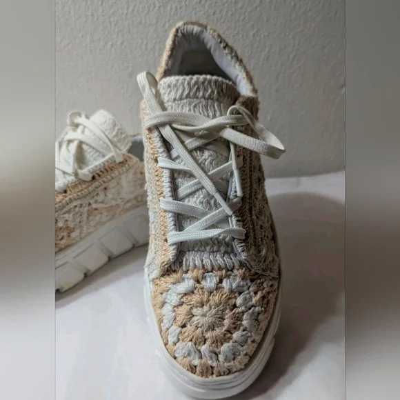 Free People Sneakers Shoes Catch Me If You Can Crochet Flower Women's Sz 7.5 NEW - Picture 2 of 12
